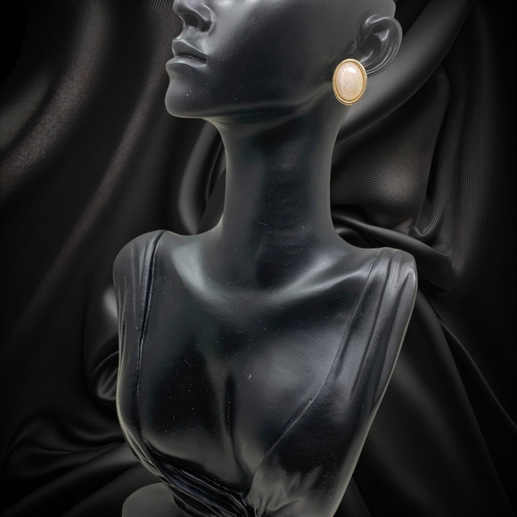 Vintage 1960s Acrylic Swirl Oval Cabochon Petite Clip On Earrings Couture Runway - Picture 2 of 4